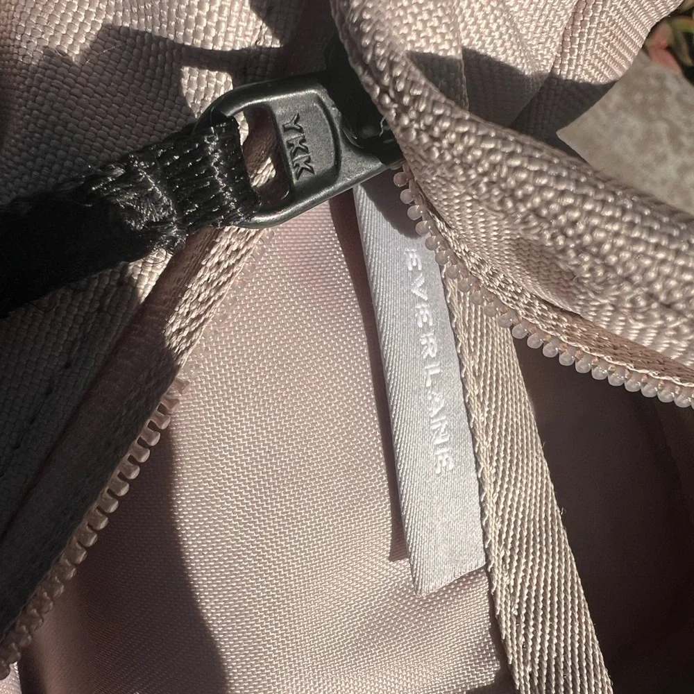 Everlane Women's grayish neutral crossbody bag - Picture 4 of 5